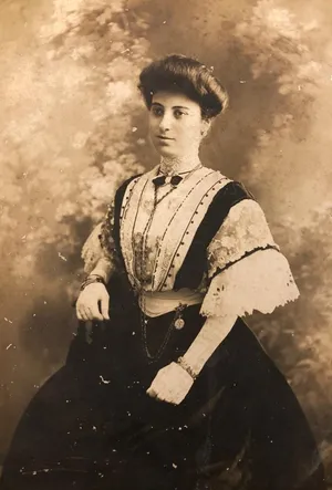 Badia Zarifeh as a young womanNicolas‘s grand- motherJaffa, early 1900‘s